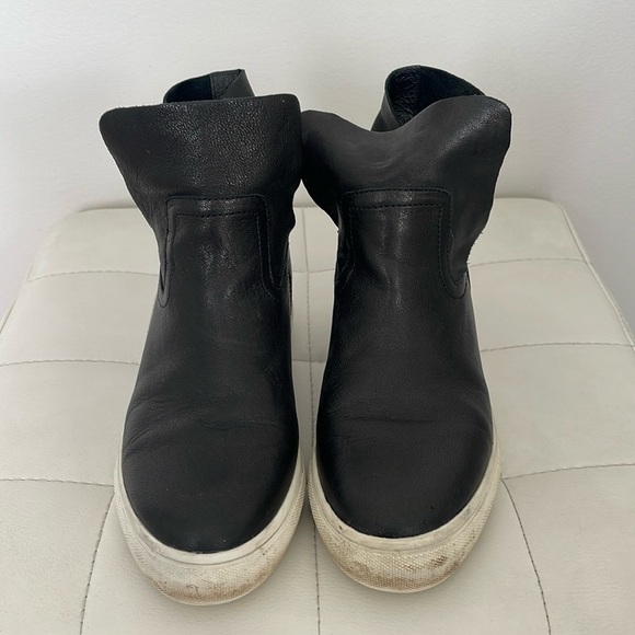 J Slides NYC Womens Size 7.5 Black Leather Hidden Wedge Sneakers - Picture 2 of 6